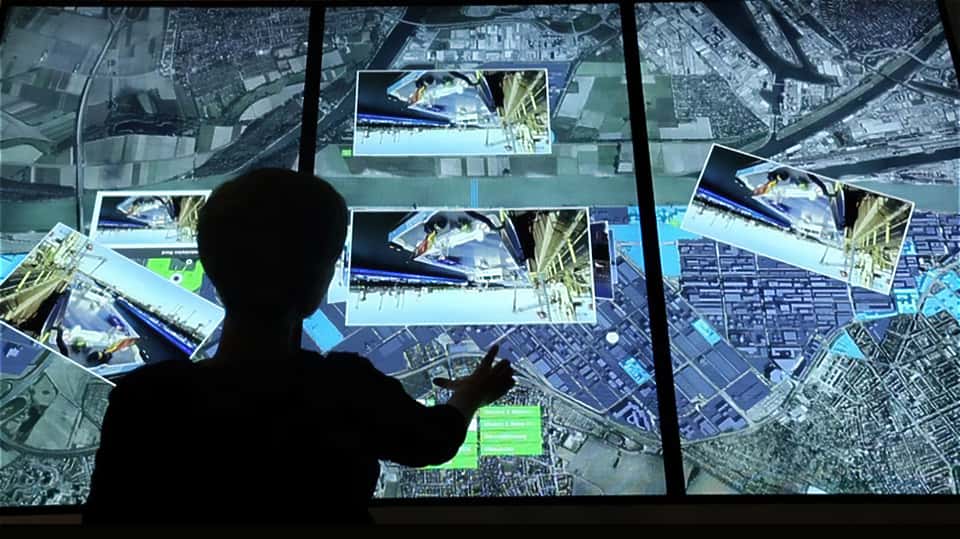 Mirrored wall display connected to the BASF media table, visualizing site imagery and contextual information for larger visitor groups.